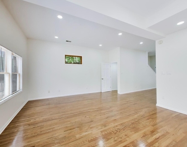 3308 N Racine Avenue - Photo Thumbnail 3