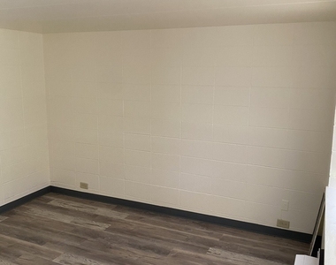 9126 S Buffalo Avenue - Photo Thumbnail 2