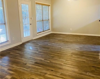 695 Paris Drive - Photo Thumbnail 6