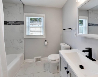 810 S Jackson Street - Photo Thumbnail 8