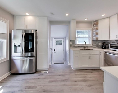 810 S Jackson Street - Photo Thumbnail 5