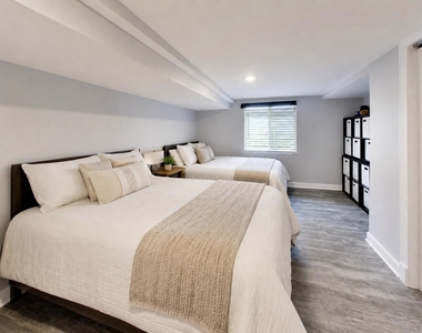 810 S Jackson Street - Photo Thumbnail 12