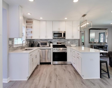 810 S Jackson Street - Photo Thumbnail 4