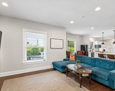 213 W Maple Avenue - Photo Thumbnail 4