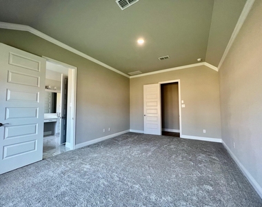 9503 Crescent Mill Drive - Photo Thumbnail 8