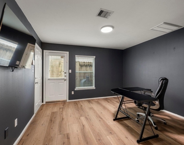 1616 W 25th Street - Photo Thumbnail 5