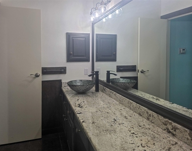 921 Marine Drive - Photo Thumbnail 14