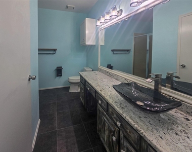 921 Marine Drive - Photo Thumbnail 13