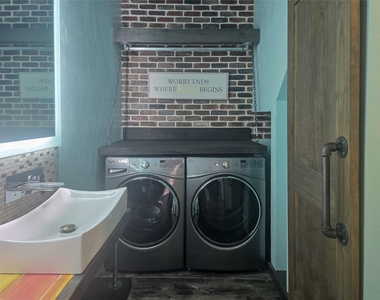 921 Marine Drive - Photo Thumbnail 5