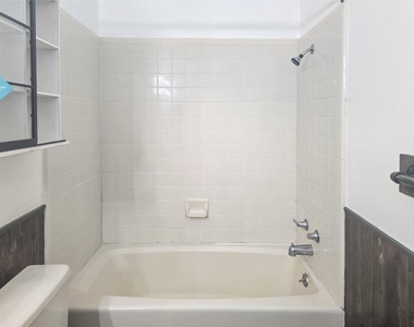 921 Marine Drive - Photo Thumbnail 10
