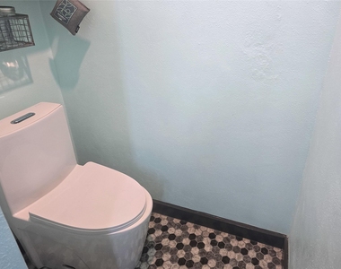 921 Marine Drive - Photo Thumbnail 6
