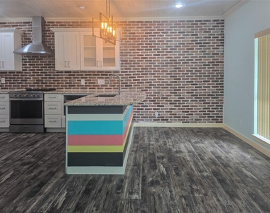 921 Marine Drive - Photo Thumbnail 1
