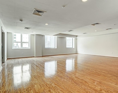 914 Main Street - Photo Thumbnail 2