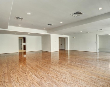 914 Main Street - Photo Thumbnail 3