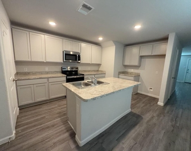 501 Hines Street - Photo Thumbnail 2