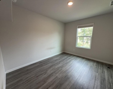 501 Hines Street - Photo Thumbnail 8