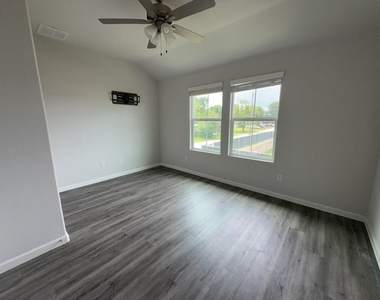 501 Hines Street - Photo Thumbnail 9