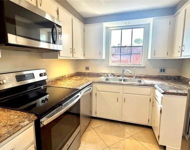 11710 Southlake Drive - Photo Thumbnail 9
