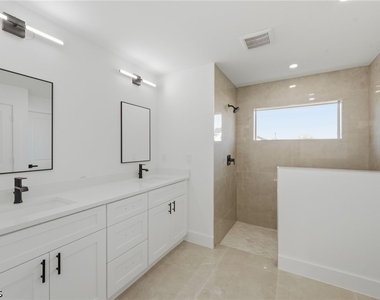2105 Ne 1st Avenue - Photo Thumbnail 16