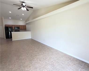 717 Se 7th Street - Photo Thumbnail 2