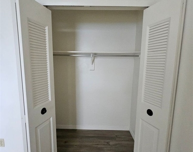 120 Sw Trafalgar Parkway - Photo Thumbnail 9