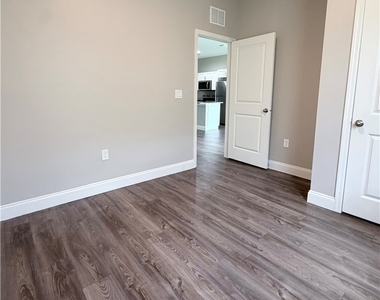 444 Grant Boulevard - Photo Thumbnail 10