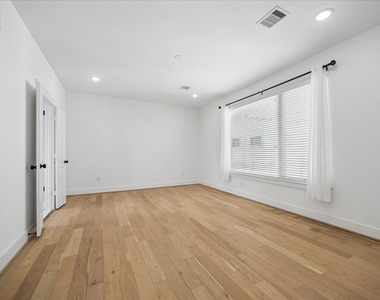 208 N York Street - Photo Thumbnail 17