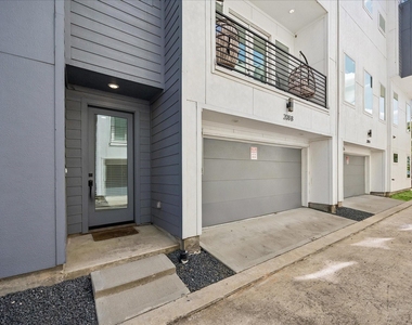 208 N York Street - Photo Thumbnail 3