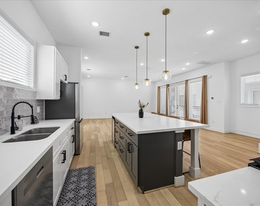 208 N York Street - Photo Thumbnail 15