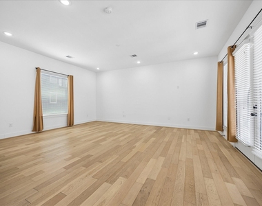 208 N York Street - Photo Thumbnail 9