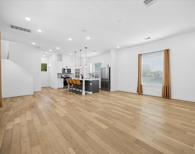 208 N York Street - Photo Thumbnail 11