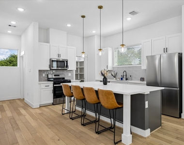 208 N York Street - Photo Thumbnail 5