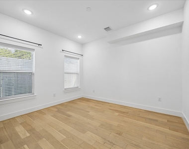 208 N York Street - Photo Thumbnail 20