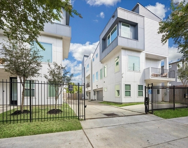 208 N York Street - Photo Thumbnail 1