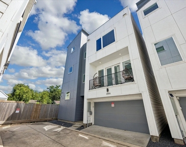208 N York Street - Photo Thumbnail 2