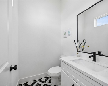 208 N York Street - Photo Thumbnail 22