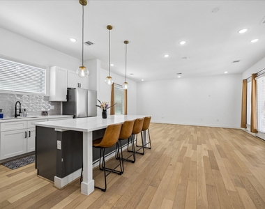 208 N York Street - Photo Thumbnail 12