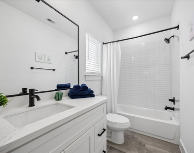 208 N York Street - Photo Thumbnail 24
