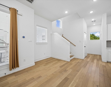 208 N York Street - Photo Thumbnail 16