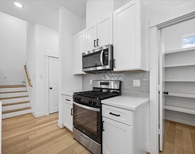 208 N York Street - Photo Thumbnail 14