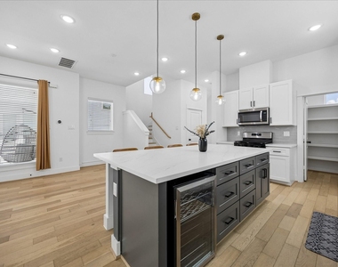 208 N York Street - Photo Thumbnail 13