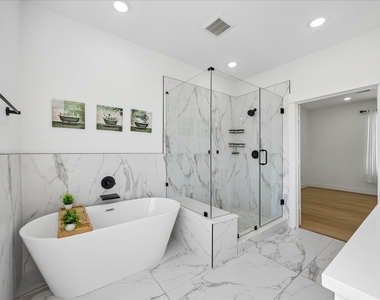 208 N York Street - Photo Thumbnail 6
