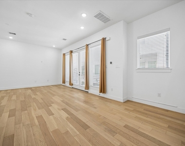 208 N York Street - Photo Thumbnail 4