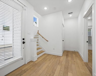 208 N York Street - Photo Thumbnail 7