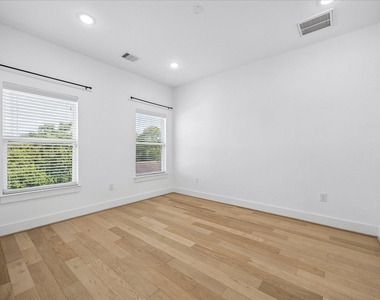 208 N York Street - Photo Thumbnail 23