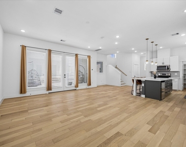 208 N York Street - Photo Thumbnail 8