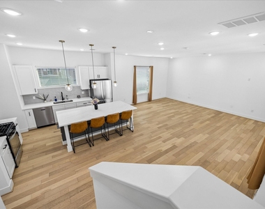 208 N York Street - Photo Thumbnail 10