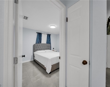77 Glenmont Drive W - Photo Thumbnail 9