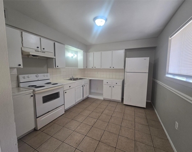 911 Avenue K - Photo Thumbnail 1