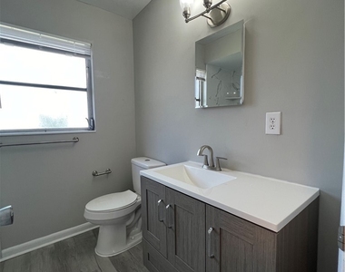 1920 W Lakeview Boulevard - Photo Thumbnail 19
